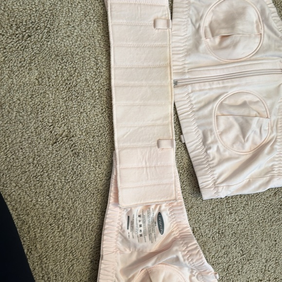 Lansinoh xs-l adjustable pumping bra. - Picture 2 of 5